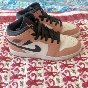 Jordan 1 mids pink quartz size 4.5